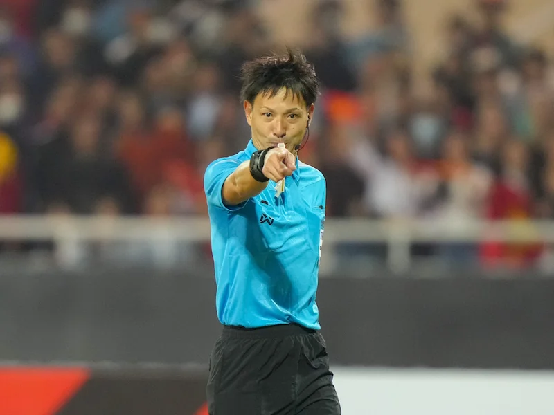 Tiểu sử trọng tài Ryuji Sato: Hành trình, sự nghiệp nổi bật 2 Tiểu sử trọng tài Ryuji Sato: Hiểu về phong cách điều khiển trận đấu